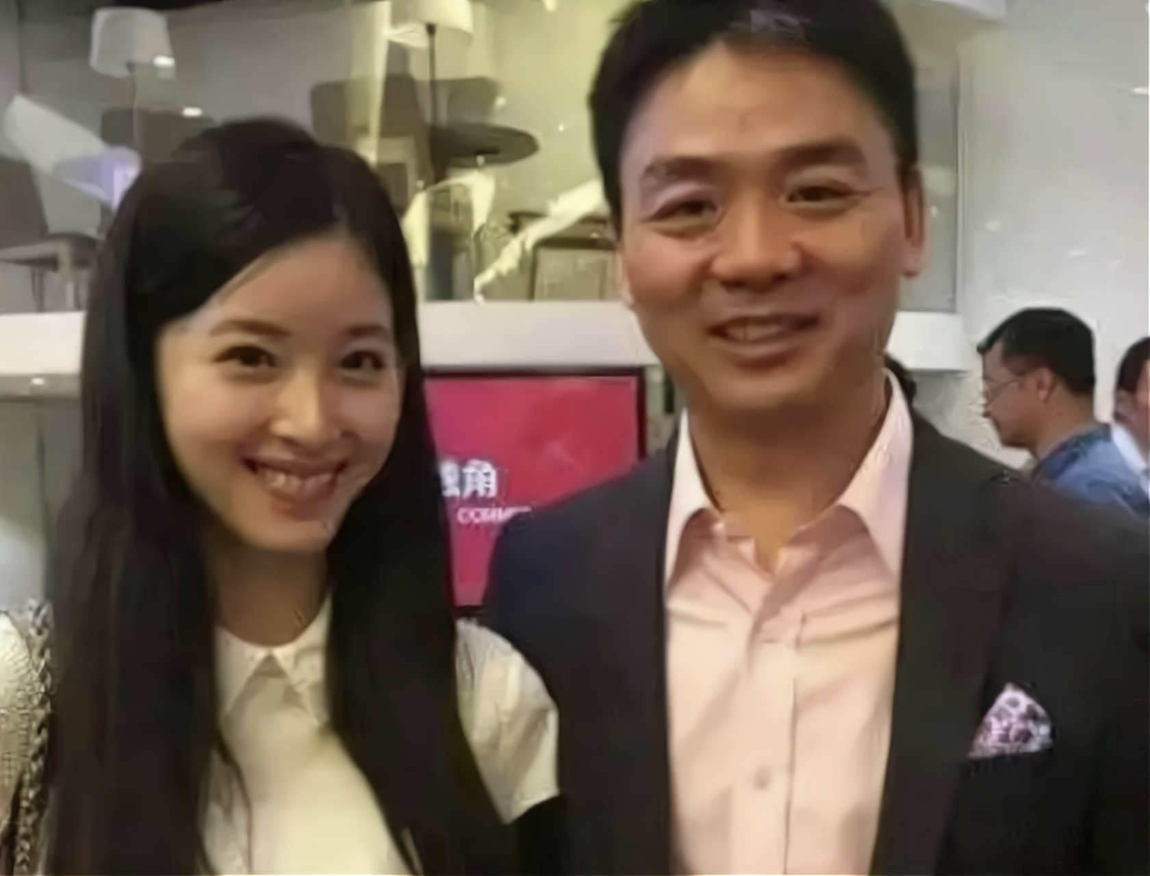 能够看得出来,章泽天跟前男友的合照一点笑容都没有,跟谁在一起幸福