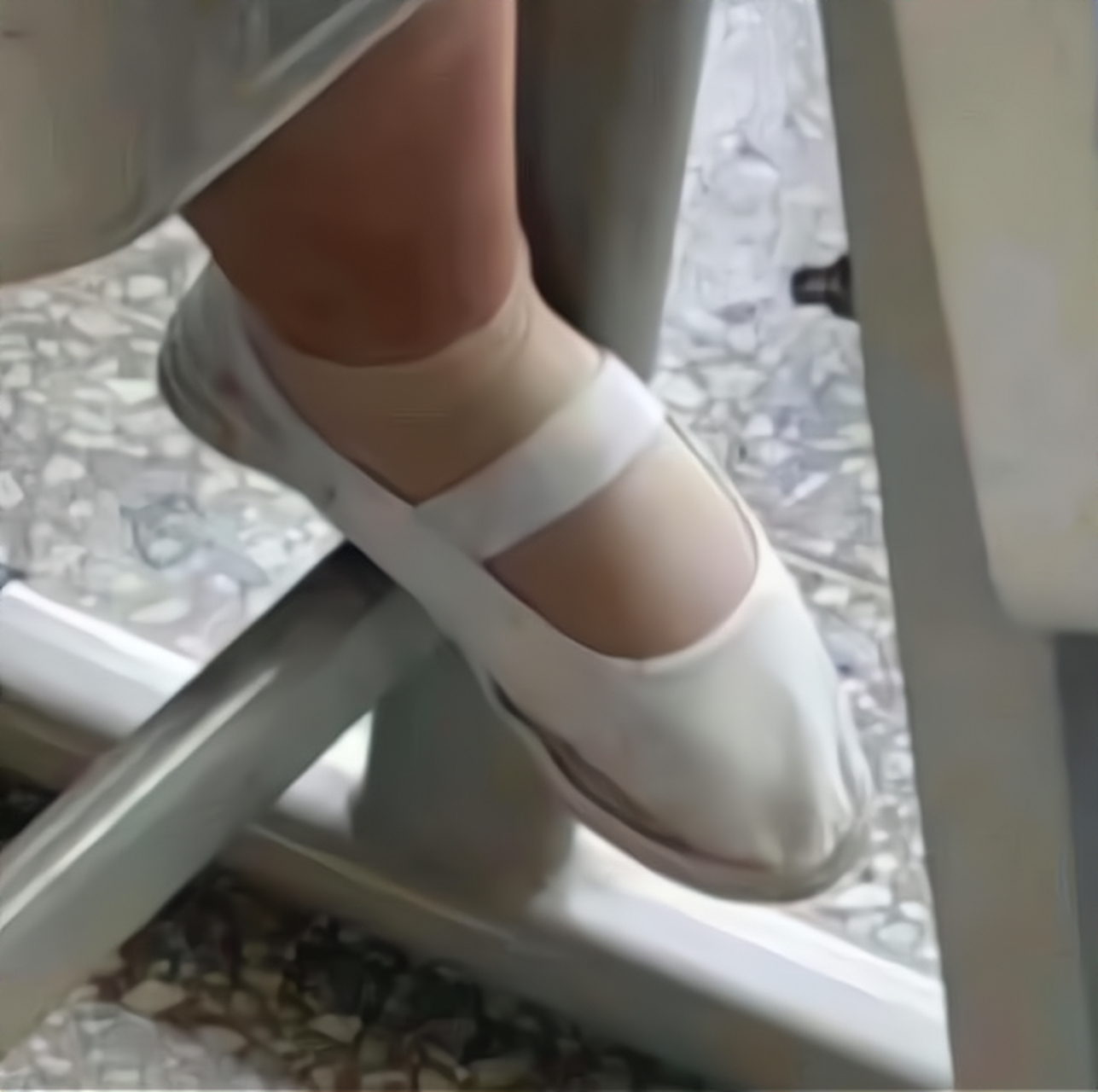 当女生的一只鞋子被跑丢了,这场面,就着实有些尴尬.