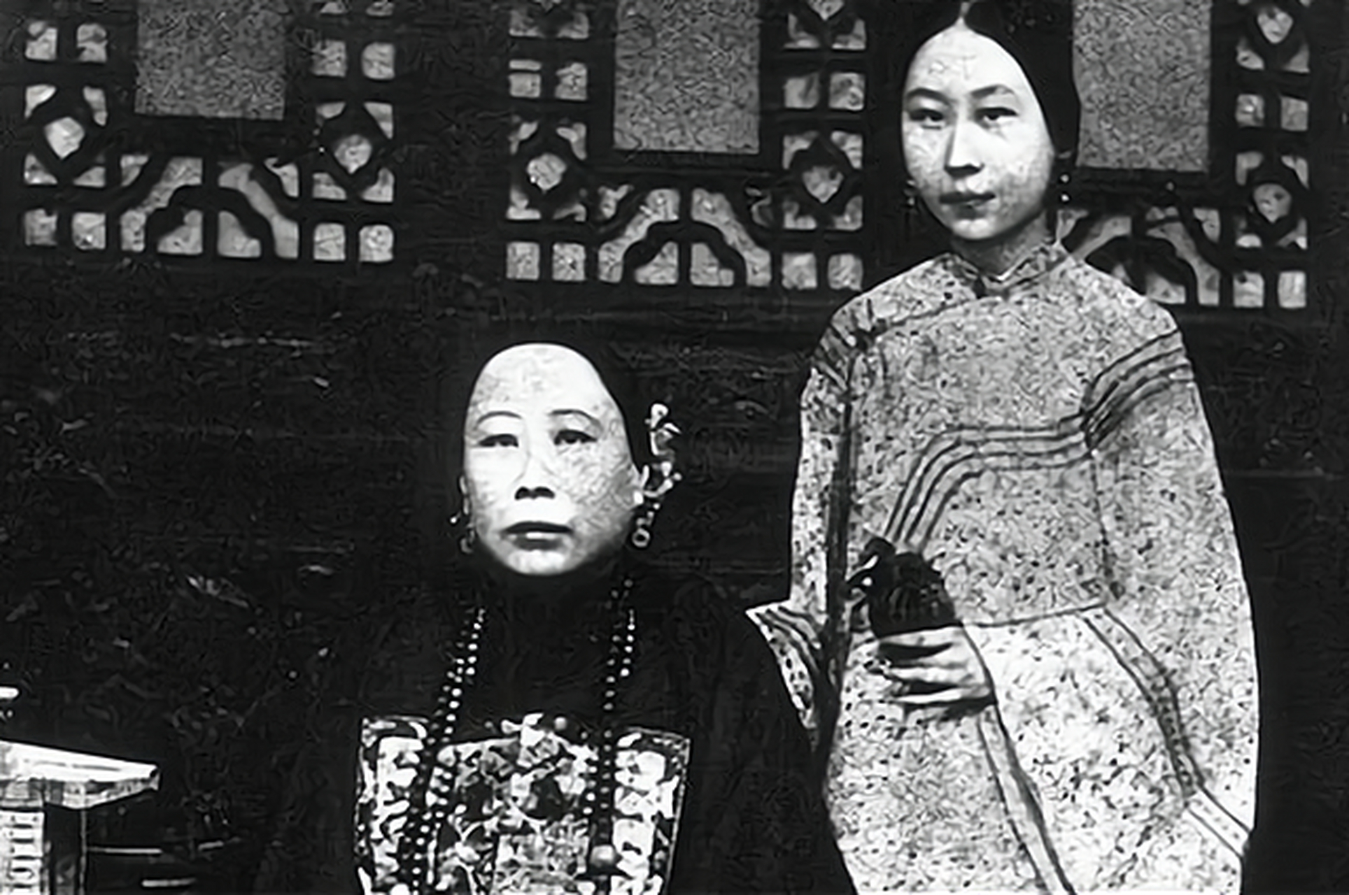 李鸿章有两个女儿,小女儿李菊耦到20多岁还未嫁人,在当时,已经是老
