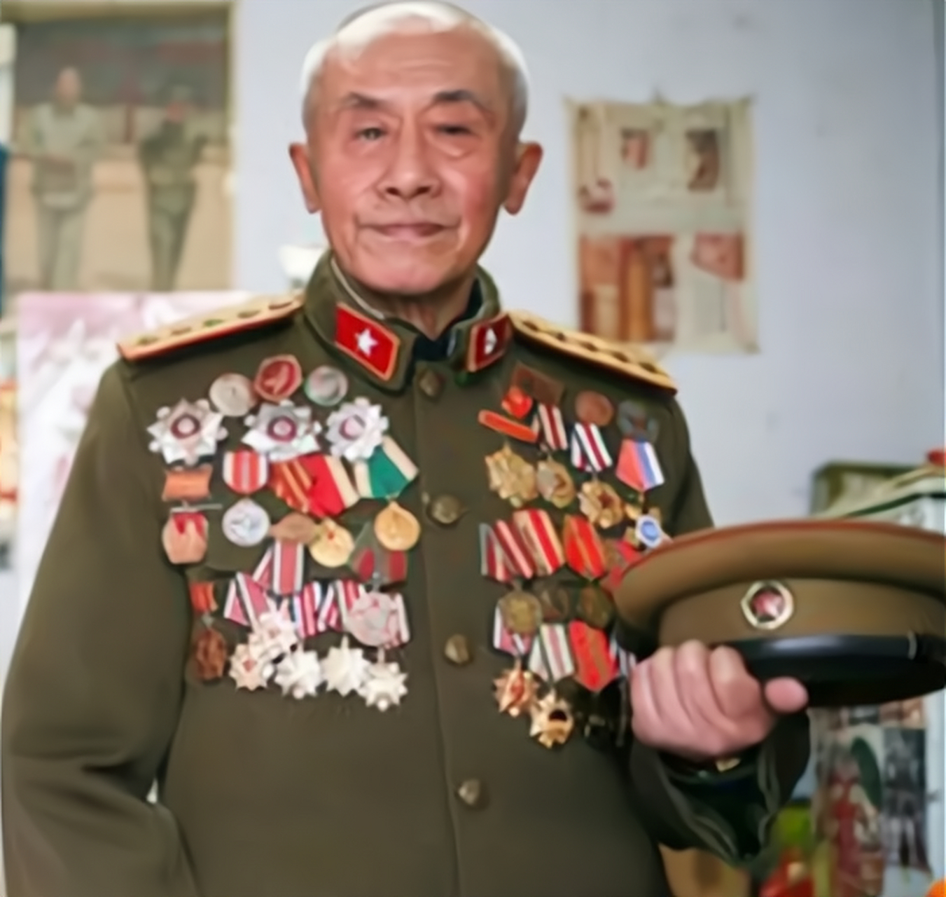 四川104岁老兵肖万世,一生经历上百次战斗,荣获56枚