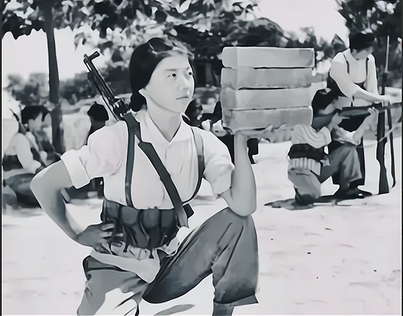 在上个世纪70年代,海南的民兵们接受着艰苦卓绝的训练.