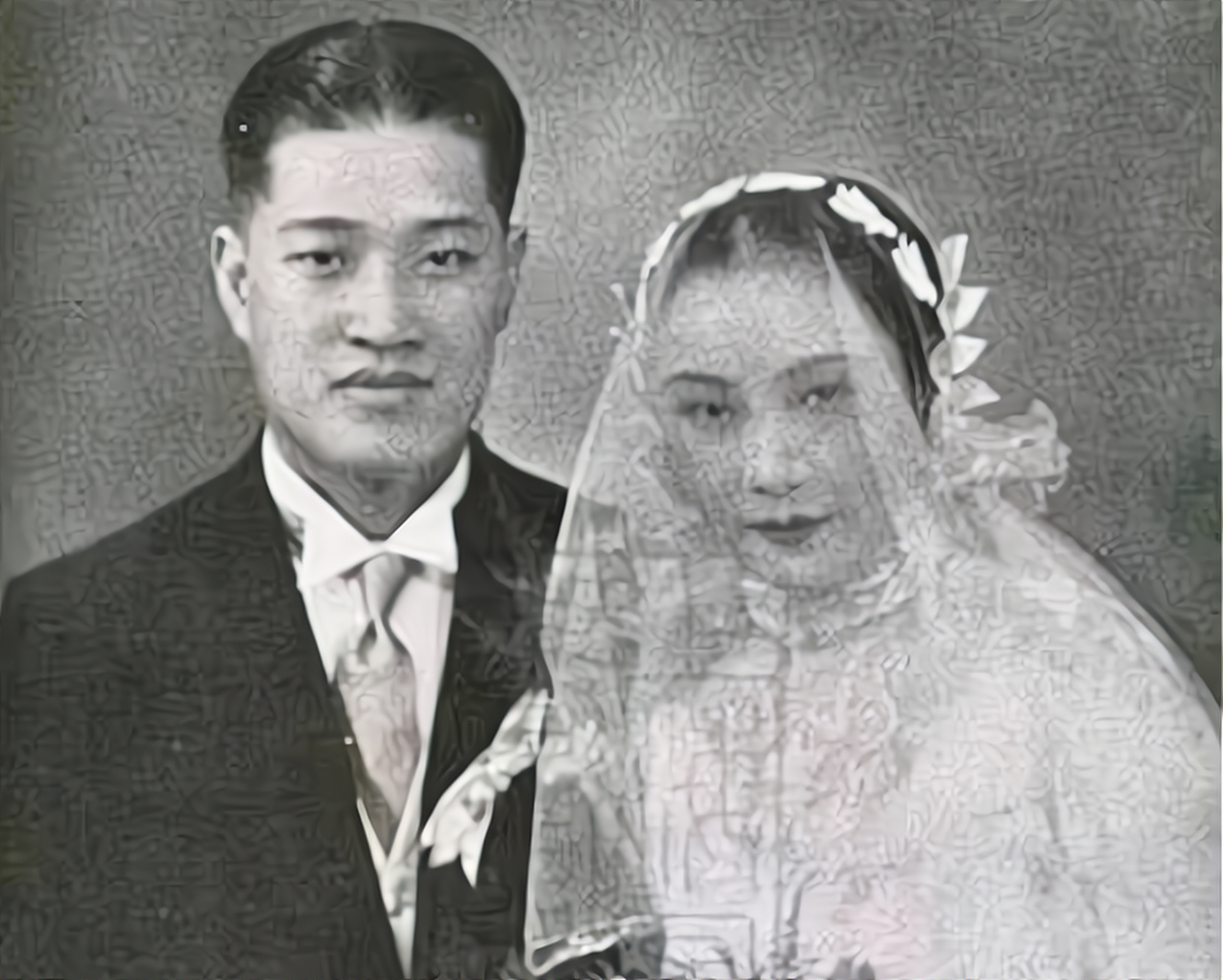 1943年夜晚,戴笠直勾勾的注视着胡蝶说:"我帮你这么大忙,你不该嫁给我