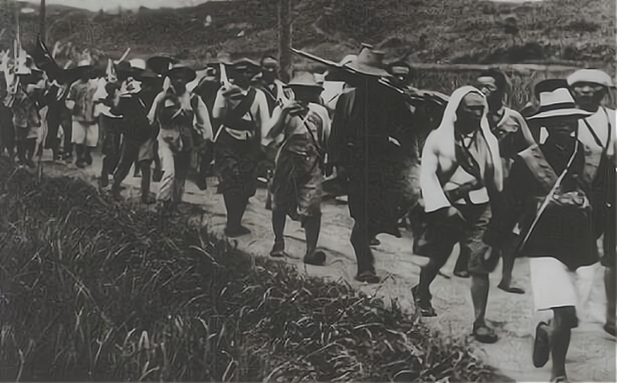 1934年,在反围剿的战争中,红军营长张震在检查防御工事时,突然听到不