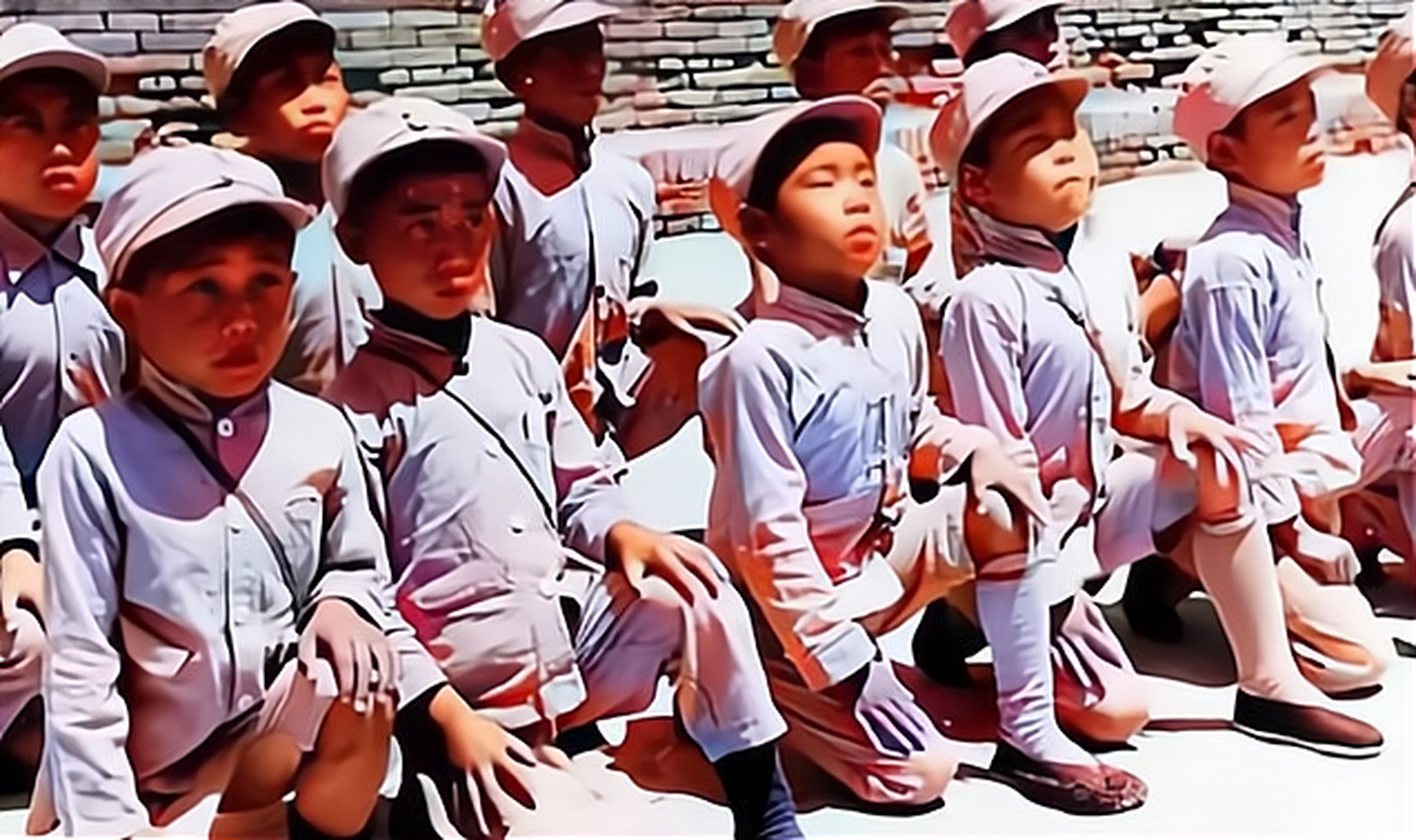 1944年,一支中国远征军的娃娃兵在合影中留下了珍贵的瞬间,幼小的孩子