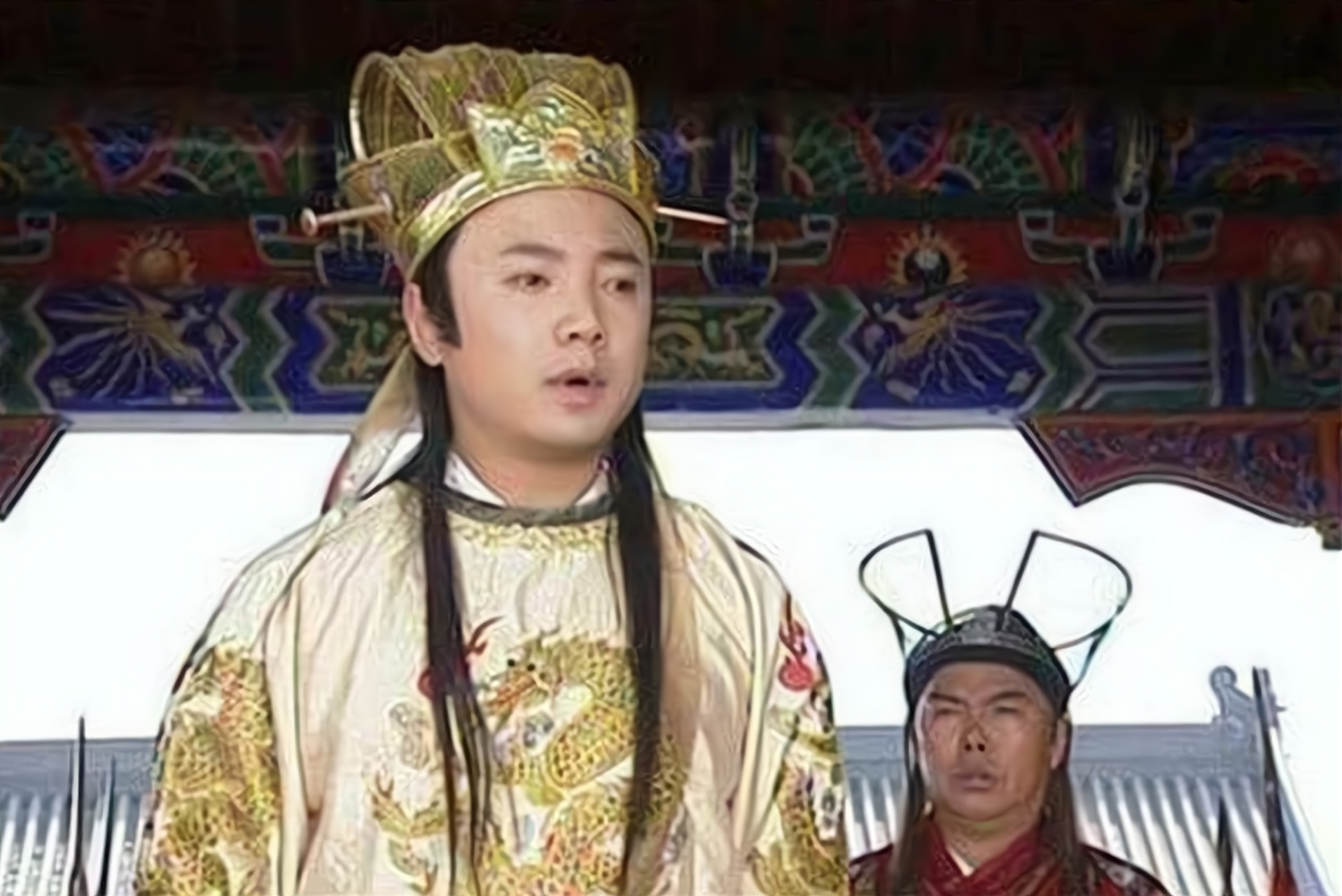 他拉着孙子朱允炆的手道:"小心你四叔朱棣.