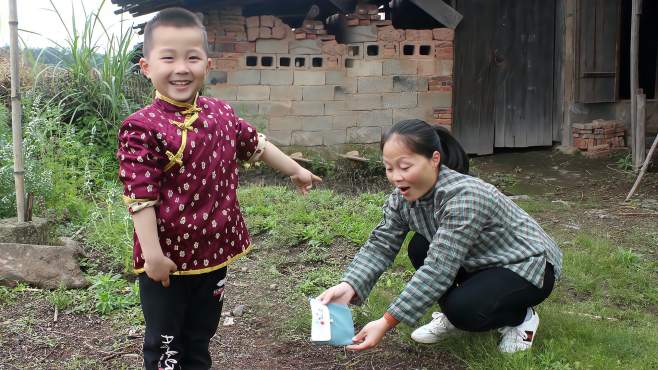 [图]故事：贪财农妇捡到钱不归还，4岁小孩将计就计，让她得到了教训