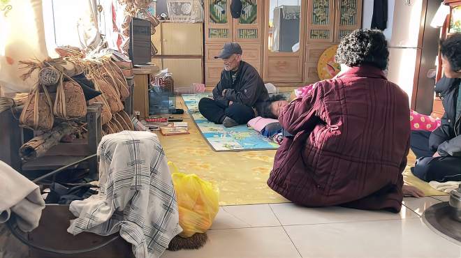 东北农村朝鲜族农家大锅和土炕连一起方便做饭,但是很危险