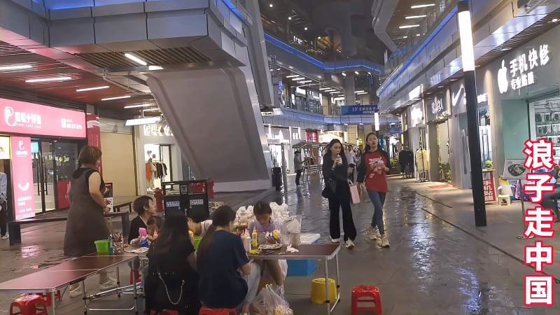 夜晚的上饶美食街上饶的美女太多了江西美女出上饶