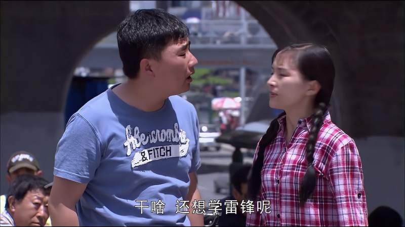 葵花进城村姑为了帮人竟差点被车撞到这可真是个傻村姑
