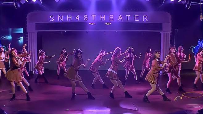 [图]SNH48穿制服跳舞好美，舞姿女人味十足，这也太会扭了丨SNH48公演