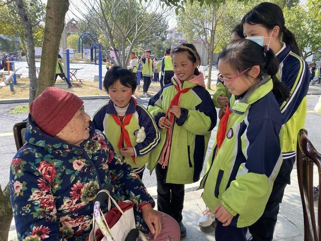 岳阳蔡家小学:三月学雷锋,情暖敬老院