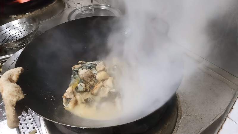 回沙鱼汤怎么做才能鱼嫩汤浓呢看看大厨的做法吧