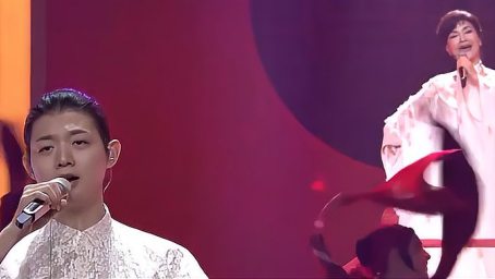 央视女主播徐俐与霍尊合唱 梨花颂 空灵纯净 美到心窝 好看视频