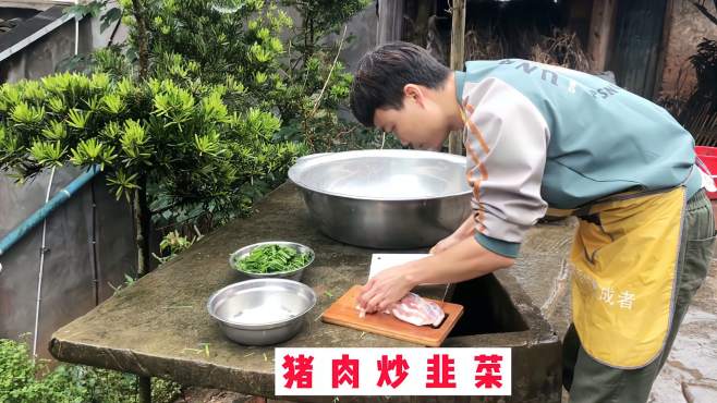 小茂劈柴做饭一道猪肉炒韭菜搭配一大碗米饭吃得喜笑颜开
