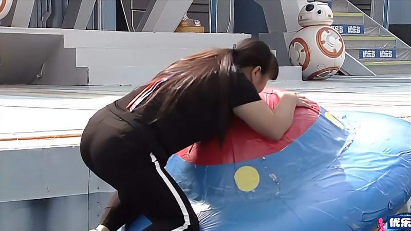 美女闯关太虎了鞋子被甩飞心急直接跳水丨男生女生向前冲