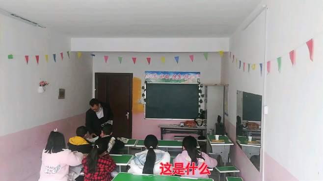 [图]基础英语课堂，孩子学习认真踏实