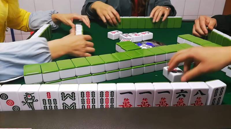 四川麻将个个都是极品看来手里没有两三番牌都不好意思上桌子