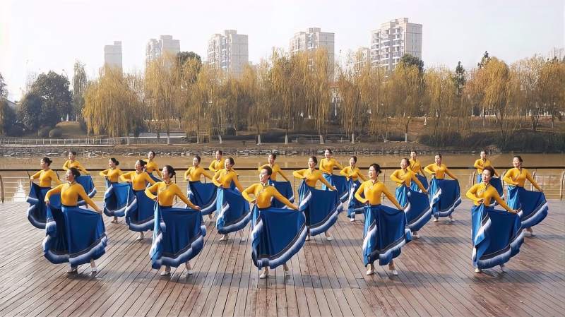 班文彪演唱的白羽毛把我们带到了美丽辽阔的大草原