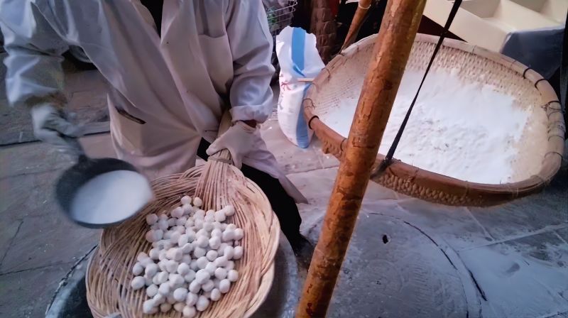 传统手艺滚元宵,竹筛子滚元宵,原来元宵和汤圆真不一样,旅游,民俗,好看视频