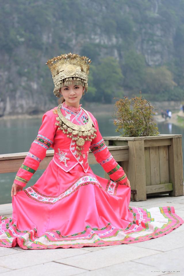 贵州黔东南苗族生活多姿多彩,服饰的世界,歌舞的海洋