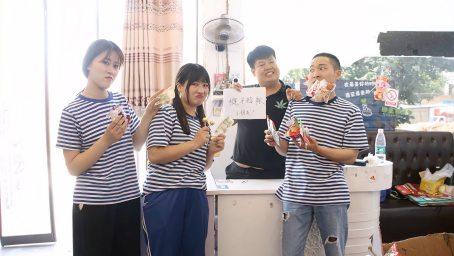 田田的舌头突然卷成了花,大家为了帮她恢复各显神通,过程太逗了