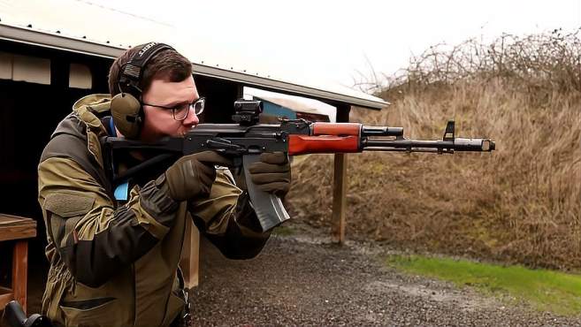 非常熟悉的ak-74突击步枪,户外靶场射击测试,可靠性极高