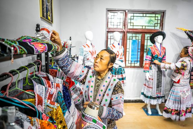 贵州黔西化屋村:农闲时节苗绣忙