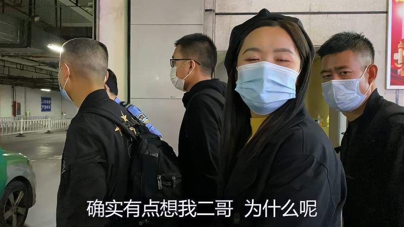 晨晨二哥为女朋友花钱真爽快见小妹满眼嫌弃二岗你穿那是啥