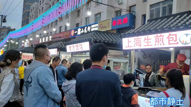 去吉林市珲春街夜市看看美食琳琅满目人头攒动