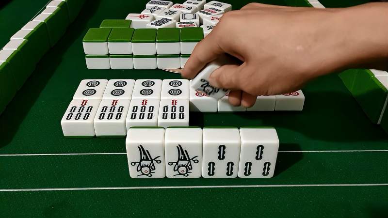 麻将自摸幺鸡小哥收获碰碰胡还是个杠上开花