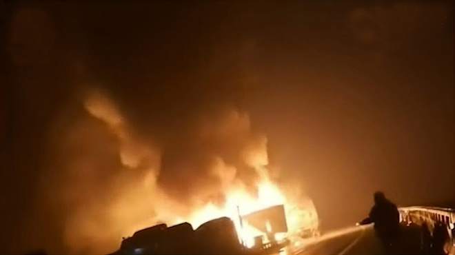 湖南一高速发生货车追尾事故，导致多辆车起火，已致9人遇难