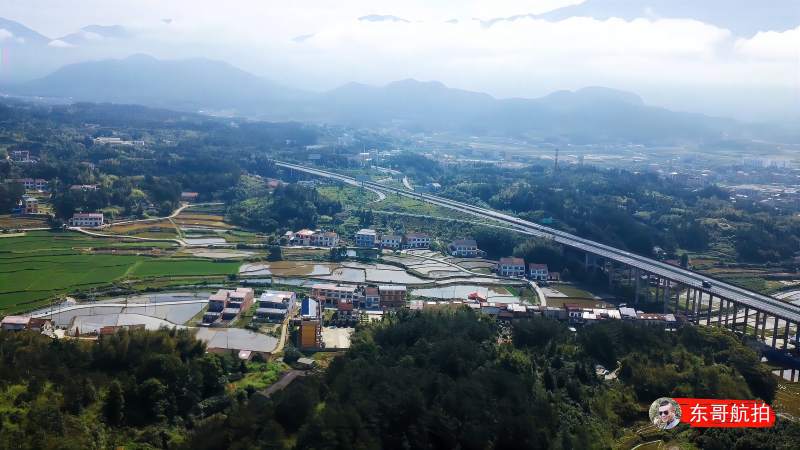 湖南岳阳平江县南江镇凤桥村武深高速穿境而过区位优势很明显