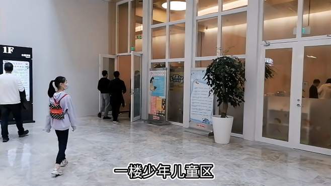 [图]打卡江西省图书馆借书真方便，小果冻：都不用买书了，真会省钱