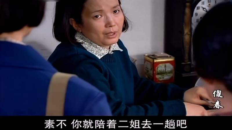 傻春素眠准备去学校竟找母亲来要户口本谁知母亲犹豫了