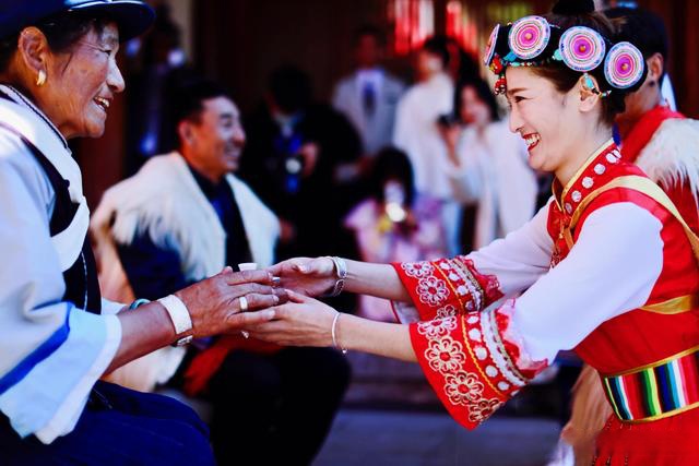 丽江纳西族婚礼图片