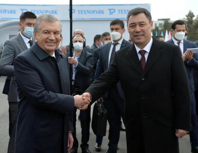 吉总统扎帕罗夫访问乌国原来还有礼物