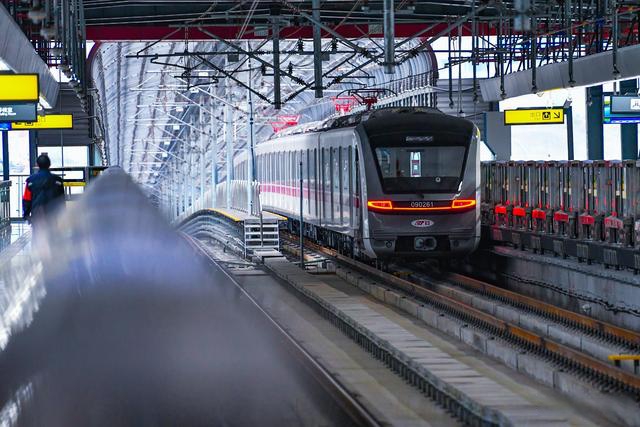 10月26日起重庆地铁9号线新增7列列车,最小行车间隔缩短为6分钟