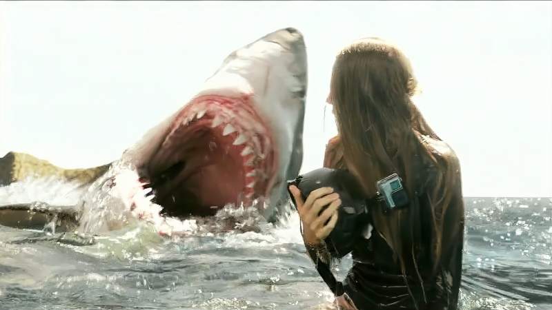 鲨滩励志惊险刺激女人胆敢惹怒鲨鱼最后鲨鱼竟然疯了