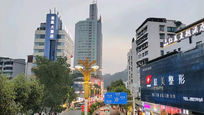 [图]实拍遵义市街景，贵州第二大城市最繁华的地方，人来人往，很繁华