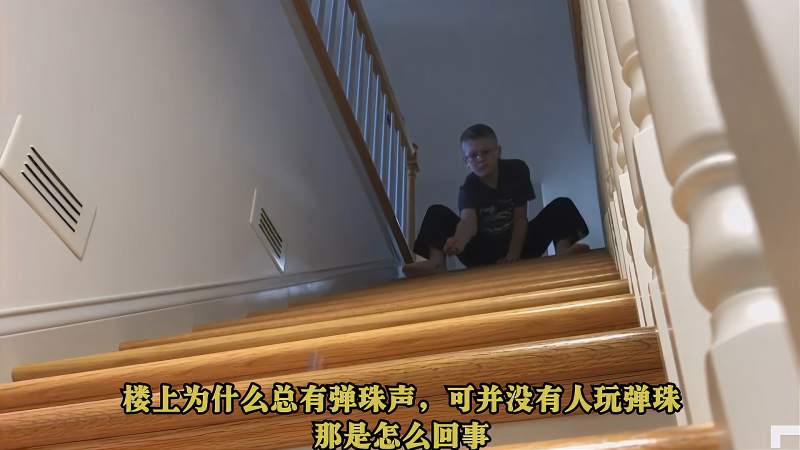 楼上玻璃球声音(晚上听到玻璃球的声音)