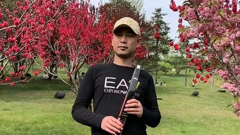 小哥用电吹管吹奏经典乐曲悠扬的乐曲忍不住循环播放