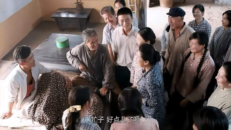 青谷子二牤子大英雄出院了全村的人都来看望他了