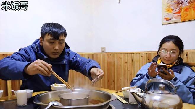 【米饭哥】媳妇买到假牛肉,米饭哥安排牛杂火锅安慰,这顿很过瘾