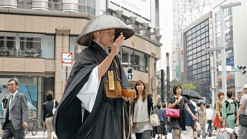 日本斗笠僧人连续十年在东京银座为世人祈福