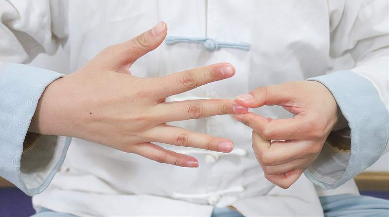 5手指对应5个脏腑,早起搓手指3分钟,沟通脏腑,气血旺盛!,健康养生,健康常识,好看视频