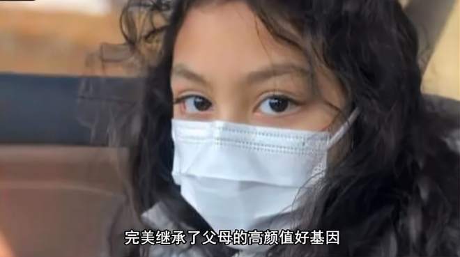 刘烨9岁女儿近照曝光，大眼睛波浪卷似真人芭比，混血异域风情足