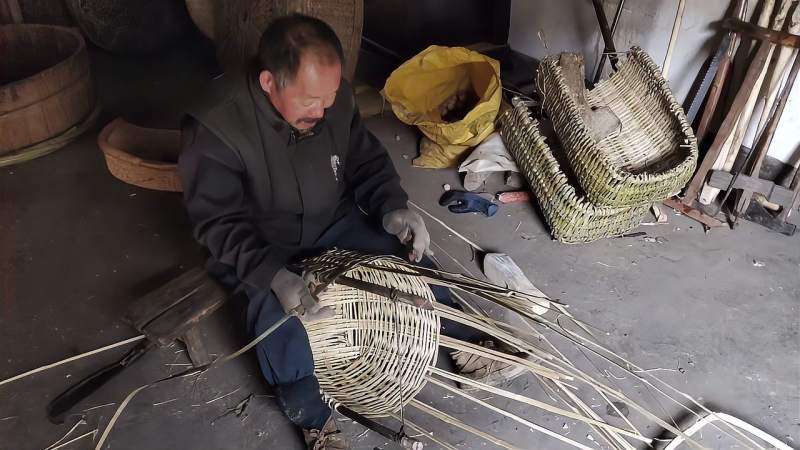 表伯用竹篾编箢篼，每只卖25元，虽然没拜过师但手艺一点不牵扯,文化,艺术,好看视频
