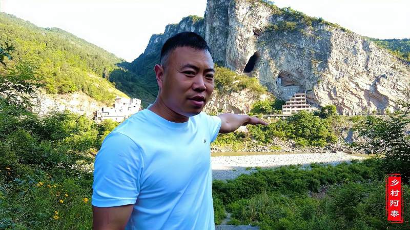 四川深山一悬崖上有三个山洞，一栋楼房镶嵌在崖壁洞中，真是奇观,社会,奇闻轶事,好看视频