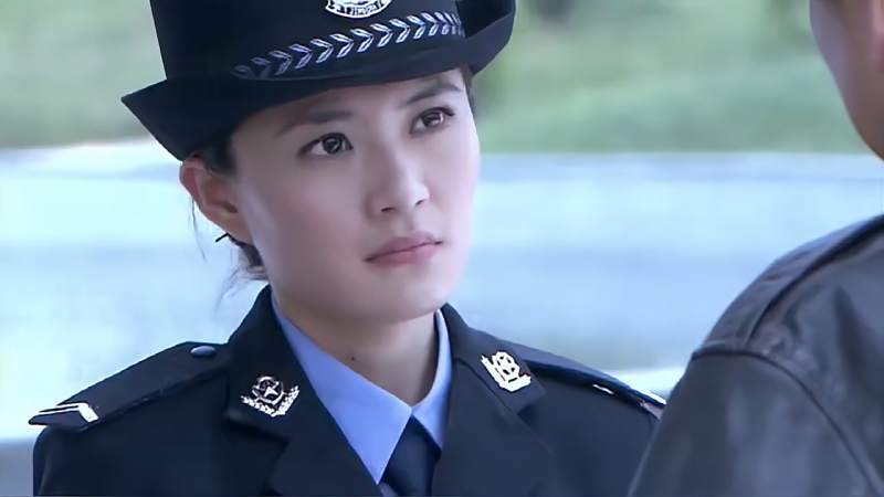 暗警美女警校看望弟弟不料竟在警察面前毒瘾发作