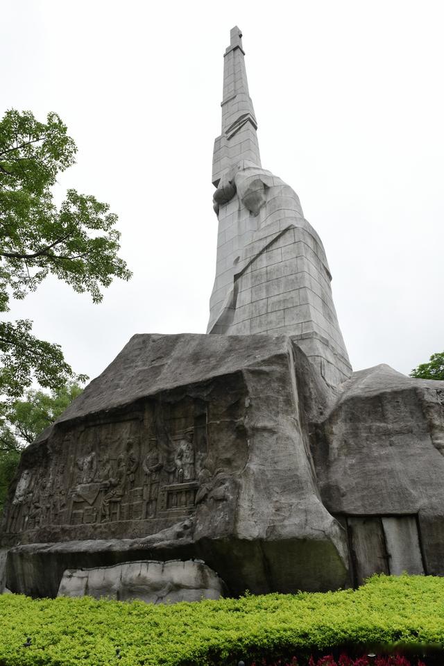 广州起义烈士陵园雕塑图片